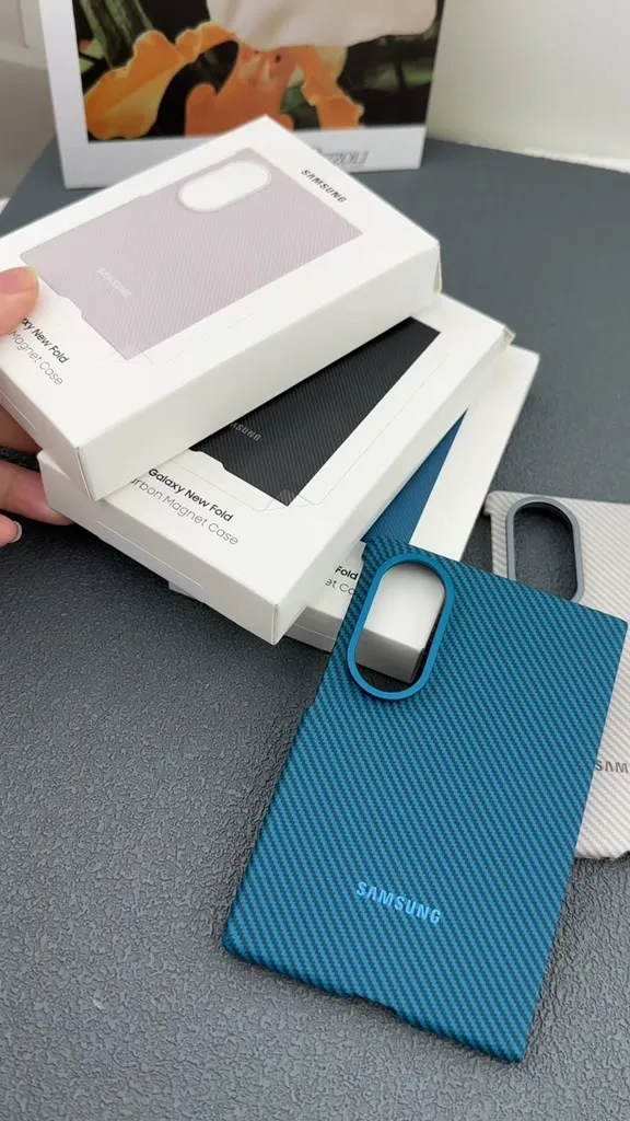Samsung Galaxy Z Fold 8 Carbon Fiber Magnet Case